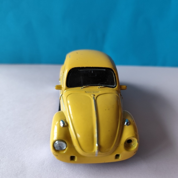1997 St. Hubert Chicken Restaurant CANADA Volkswagen Yellow Beetle Metal 1:34 - Picture 2 of 8